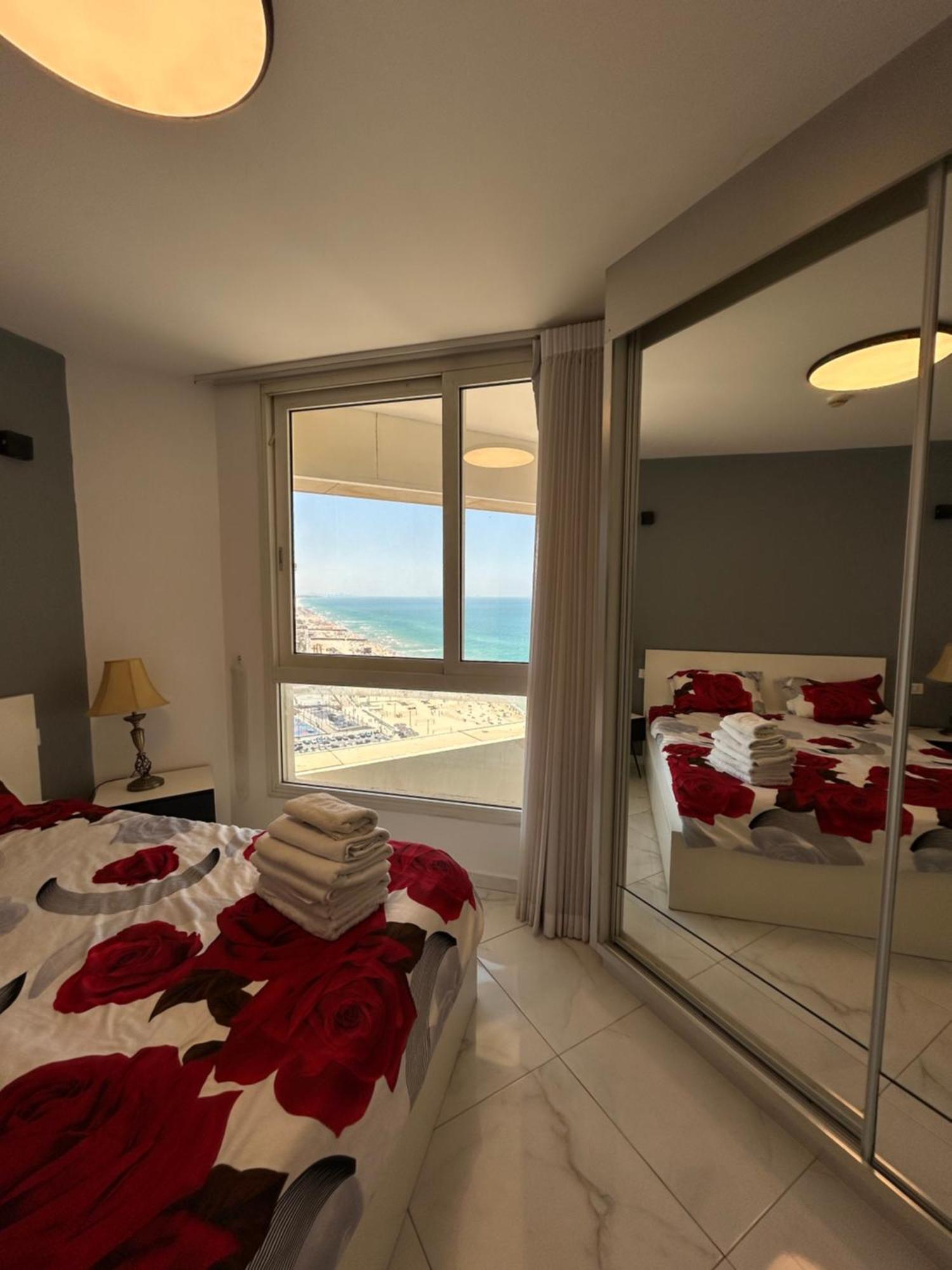 סוויטת אהבה מתוקה על הים-Sweet Love Suite On The Sea Bat Yam Buitenkant foto